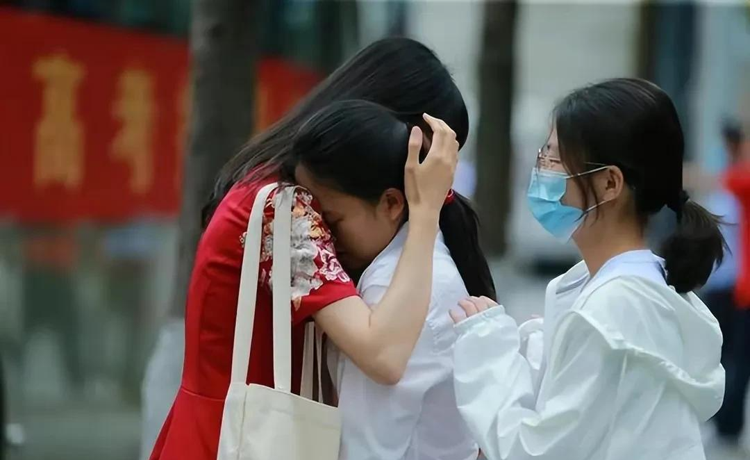 闹大了河南高考文具事件考生哭成一片这钱都敢挣