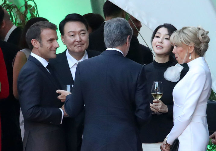 穿衣搭配 韩国第一夫人在北约峰会晚宴上戴白花好吸睛！才第一天，就这么美