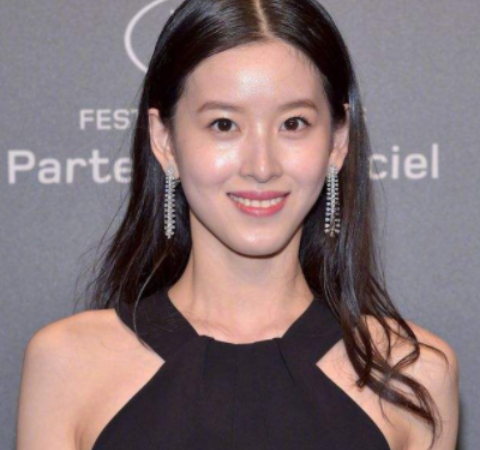 |章泽天现身戛纳红毯,依旧美丽动人,身材惨遭吐槽