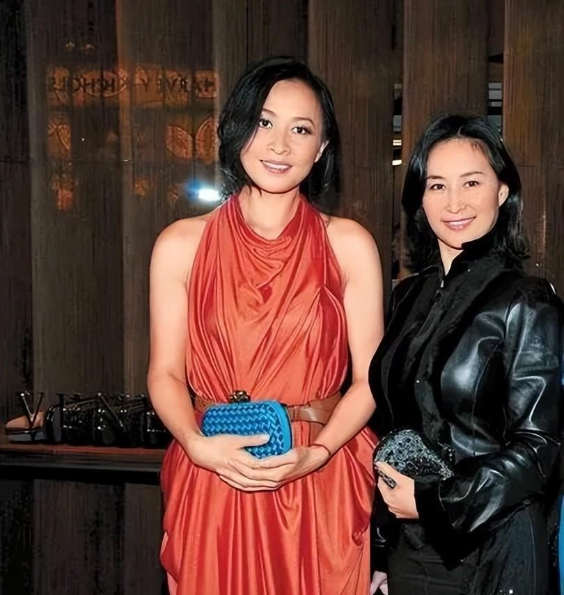 程潇|何超琼算不算顶级美人?看她和李嘉欣的合照就知道了