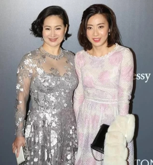 程潇|何超琼算不算顶级美人?看她和李嘉欣的合照就知道了