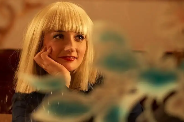 壳中裂缝|精彩的剧情，讲述了一个演员的诞生过程，《壳中裂缝》的剧情有多么好看