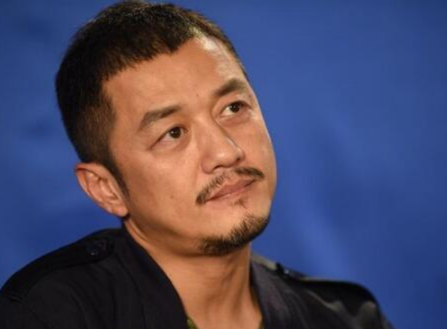 李亚鹏实惨欠债4.52亿、坐43个小时火车回京，双脚疤痕令人心疼