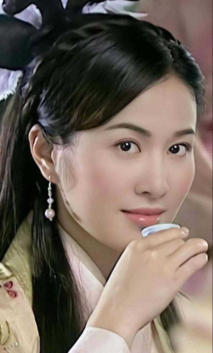 叶璇穿“免职裙”带货惹争议，为博眼球无下限，曾公开挂素人照片