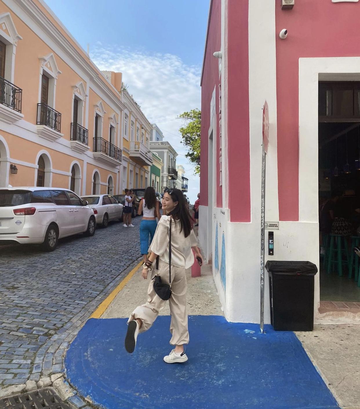 李连杰|李连杰20岁小女儿颜值惊艳,穿露脐装变辣妹,笑容灿烂却患抑郁症