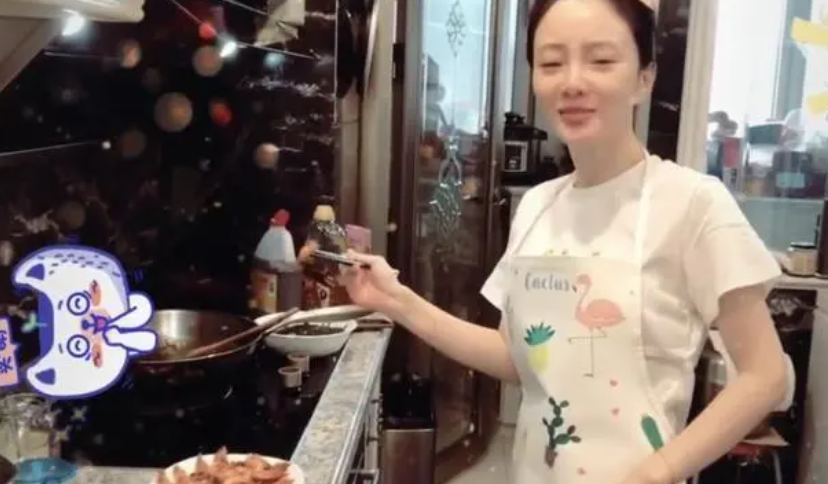 李小璐在家给甜馨做饭，穿白色T恤素颜下厨，少女范儿十足