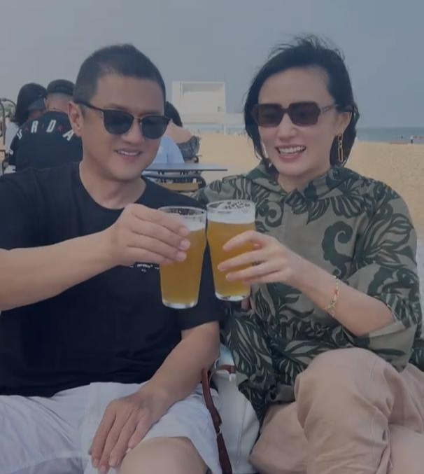 李亚鹏带妻子在海边踏浪,妻子的颜值是杠杠的!网友:比王菲漂亮