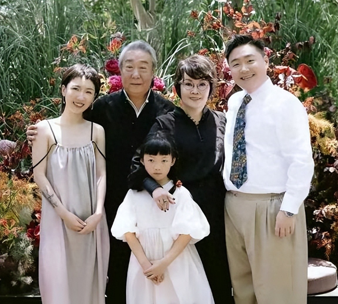 郝邵文老婆身份被扒！离异还带有8岁的女儿，长得漂亮还特别温柔