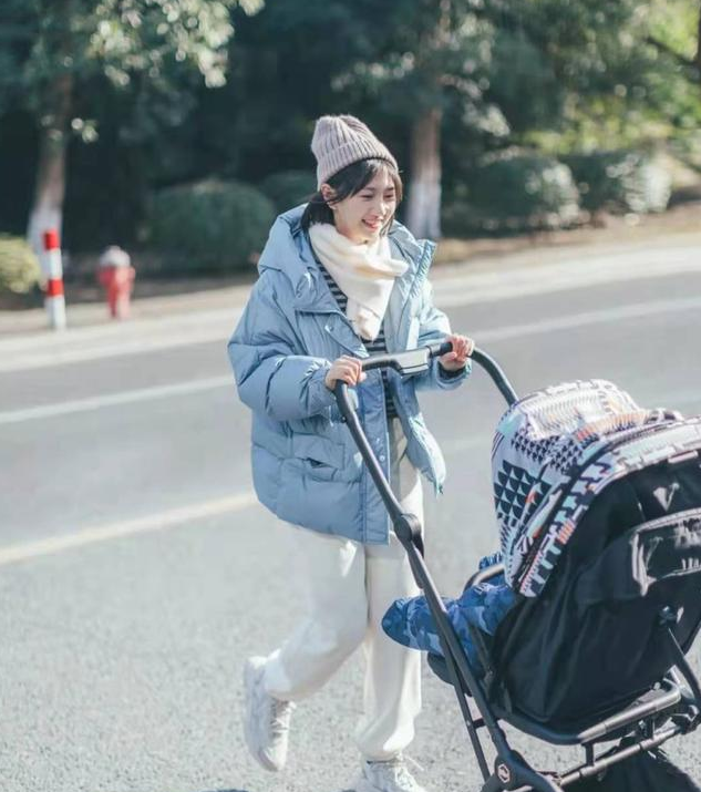 不是自己带娃的妈妈，逛街时一眼可辨，大多都是这4种打扮