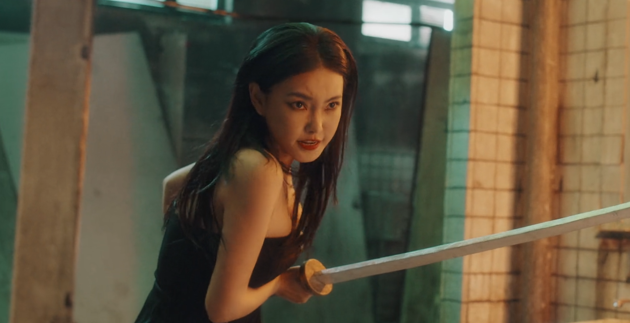 吴樾|成本仅800万，《王牌替身》首映夺第一，吴樾又抓到动作片王炸？