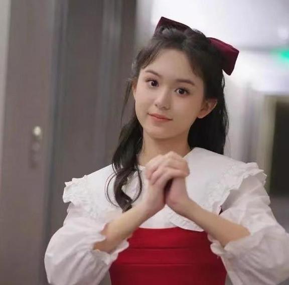 2岁出道的刘楚恬年入百万，因长相甜美被禁止整容，如今长成啥样