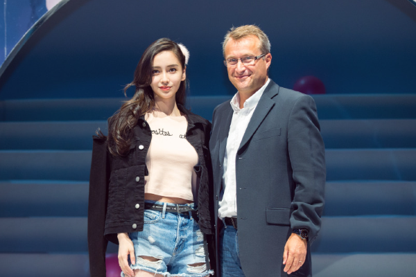 纽约|杨颖纽约惊艳全球, 行踪神秘引起讨论, 疑似为资源巴结大人物