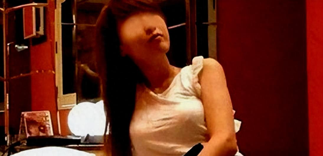 曾被誉为端庄女神，如今黑历史曝光，被扒技术娴熟，只是为取悦大佬