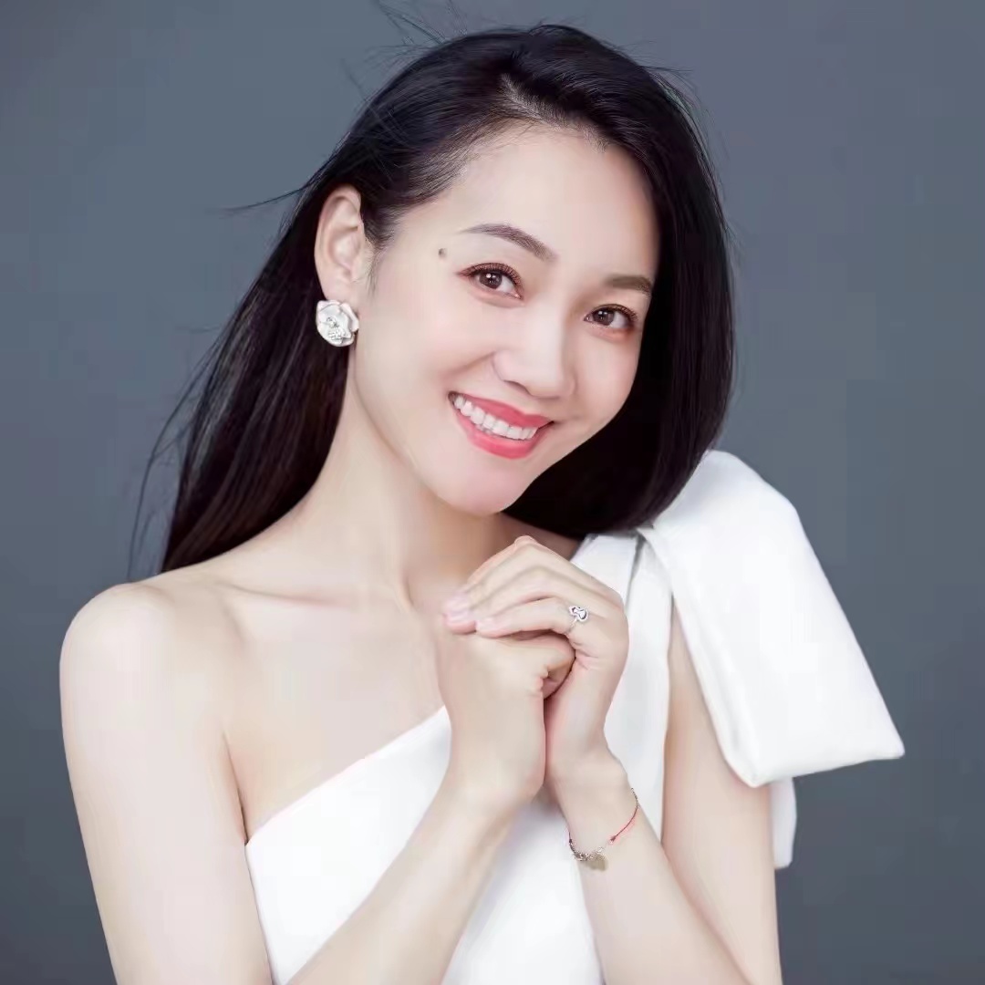 |49岁周群自曝录制春晚小品，突发失误身心俱疲，强忍眼泪引热议