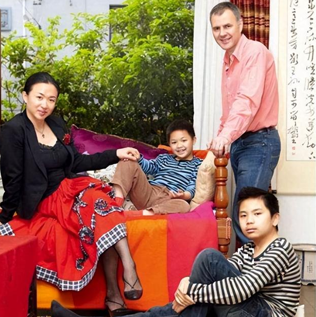 生恩不如养恩!金星20年前领养的三个孩子,如今长成这样