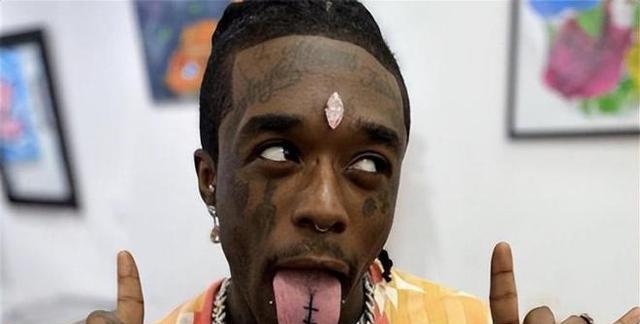 真是活久见,美国歌手将1.6亿粉钻镶额头,演唱时被粉丝徒手抠出