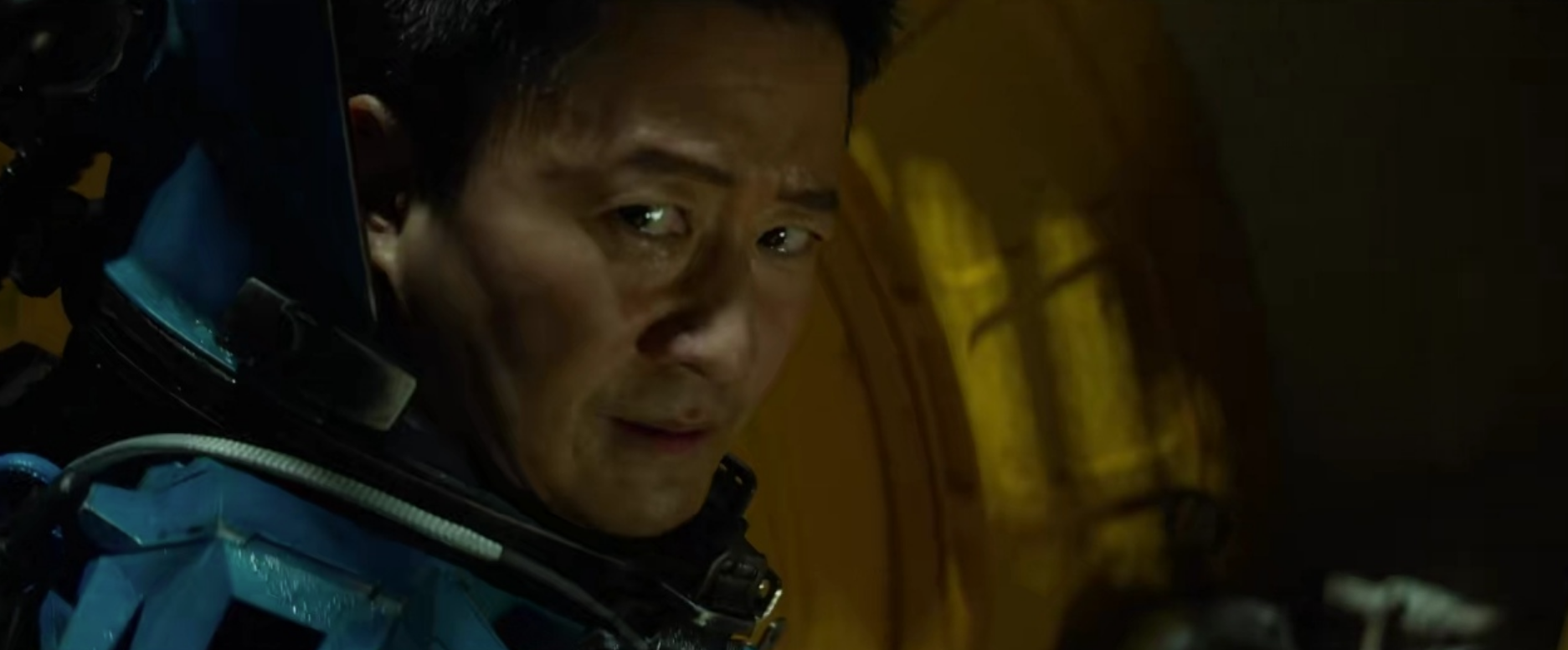 首日破1.4亿,看了《巨齿鲨2》,我欣喜:吴京火遍全球只是时间问题