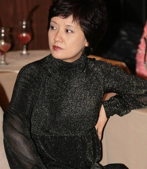 65岁邓婕前夫，离婚39年身家上亿，再谈邓婕直言：她自作自受