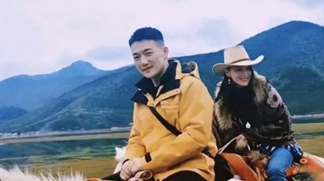 张馨予夫妇骑马秀恩爱，浪漫大草原之行，何捷喜迎“幸福肥”