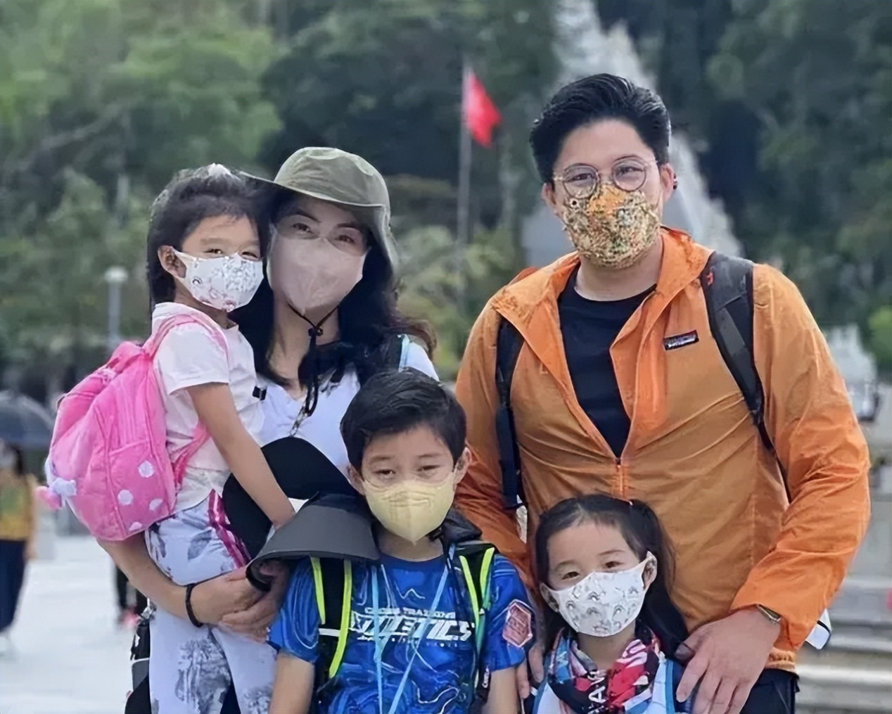 霍启刚儿子真没想到!拎8袋衣服给流浪汉,肢体接触暴露真实品行