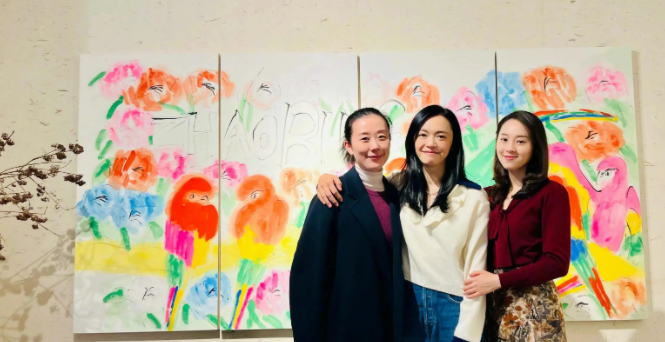 姚晨|姚晨一家回村过年!素颜吃席差点认不出,8岁儿子手举长刀模样俊