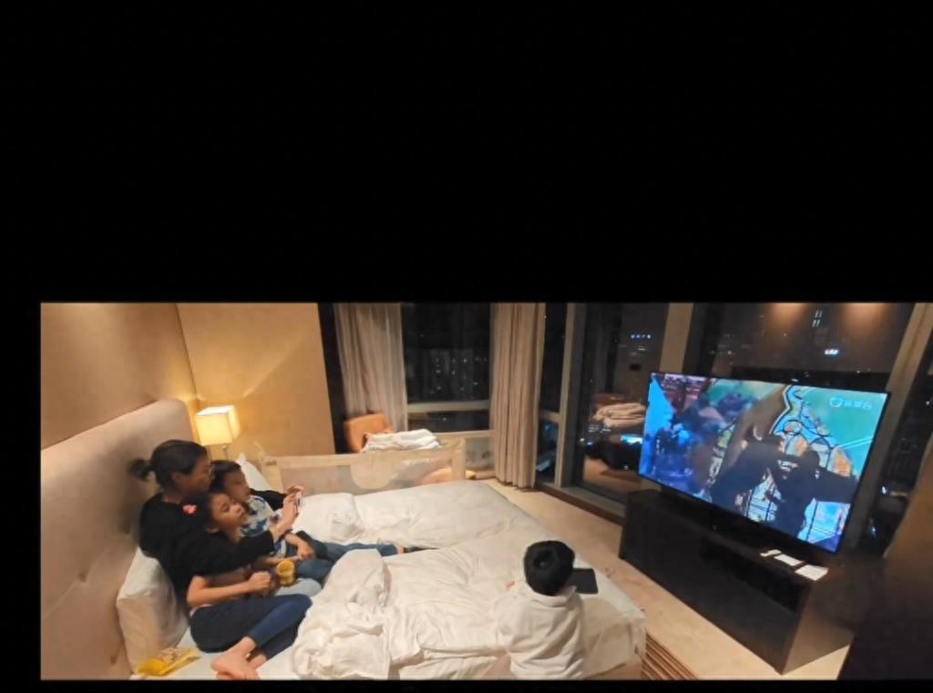 陈茵媺陈豪深圳带娃坐地铁，宁愿站着也不占爱心专座，被夸素质高