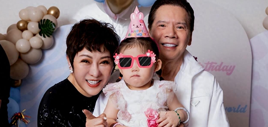 向太首晒孙子孙女的合照,小奶皇打扮珠光宝气,孙子龙眼虎头虎脑