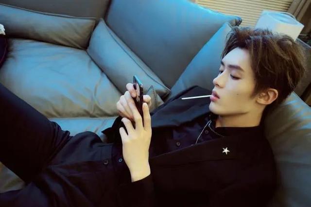 浩室舞|《青春有你》帅气的青春偶像，演艺之路堪忧，生活所迫转业