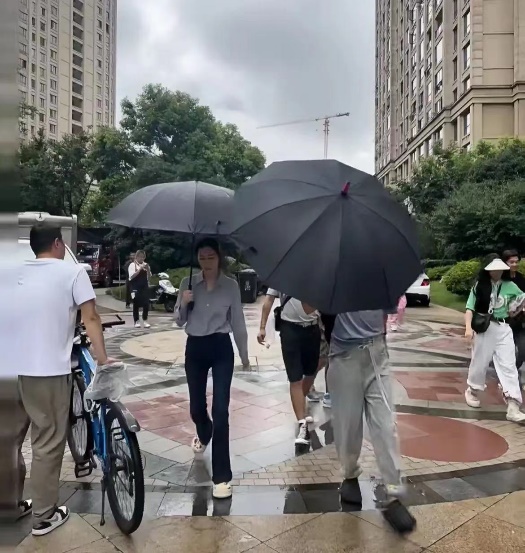 李小冉宁波拍戏被偶遇,身材消瘦丰腴感全无,“竹竿腿”很吸睛