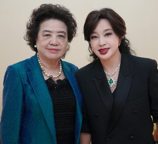 刘晓庆|面目呆板的刘晓庆,不加滤镜实在太吓人,与自然老的明星比起来差距太大