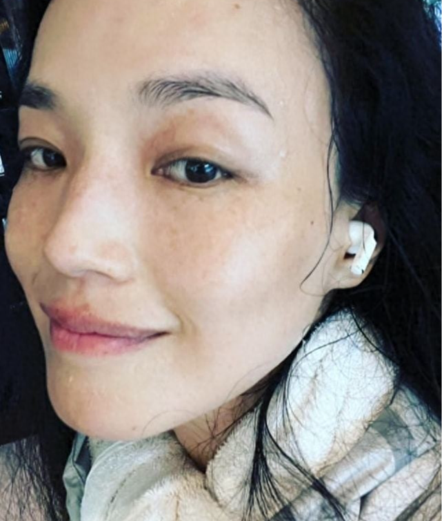 舒淇亮相红毯,宽眼距、小雀斑、大嘴巴的舒淇,到底哪里美?