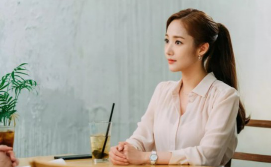 |对职场女性而言,早婚早育和晚婚晚育哪个更利于女性的职业生涯发展?