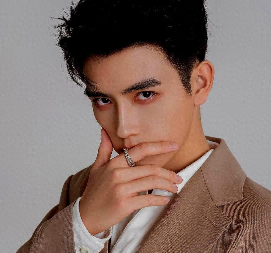 床照事件后续：女方正在办离婚，陈飞宇被爆在陈凯歌的门口跪了一天