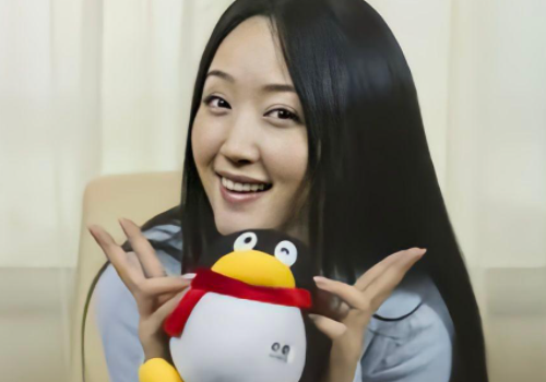 发型 52岁的杨钰莹仍然有少女气质，跟她清透的底妆，美丽的裙装搭配分不开