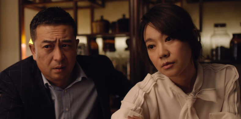 闫妮与张嘉译多次饰演夫妻，现场临时发挥吻戏，岁月痕迹下的女性魅力与演技蜕变