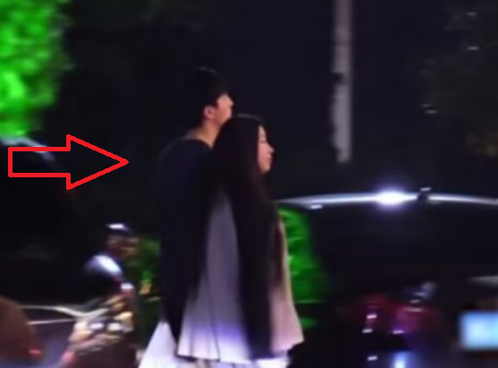 锤娜丽莎旧照神似娄艺潇，李川牵手女友买水果同返酒店，感情稳定！