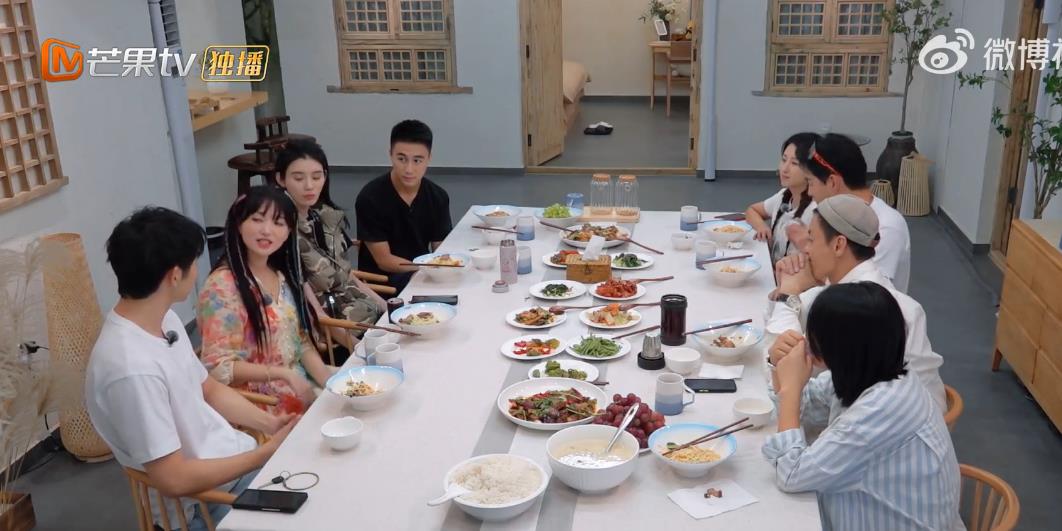 42岁金莎带23岁小男友上节目,两人同框像母子,怎么忍心下手?