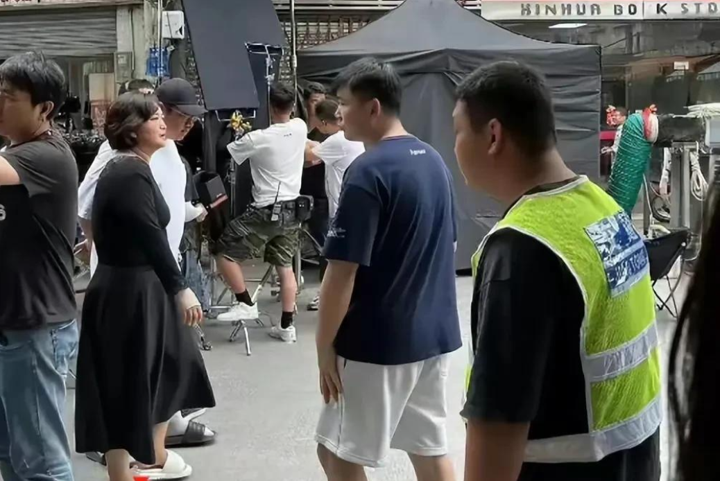发型 突发！40岁贾玲暴瘦50斤，小腹平平，身材回春，网友大喊：出教程