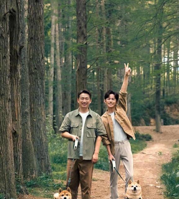 黄磊何炅在乌镇为彭昱畅庆生,李诞带头起哄,彭昱畅埋头鞠躬致谢