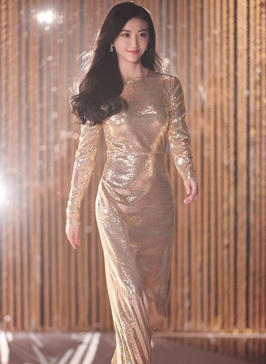 看了35岁景甜的穿搭,我发现:穿衣花哨、头发微卷,更优雅高级