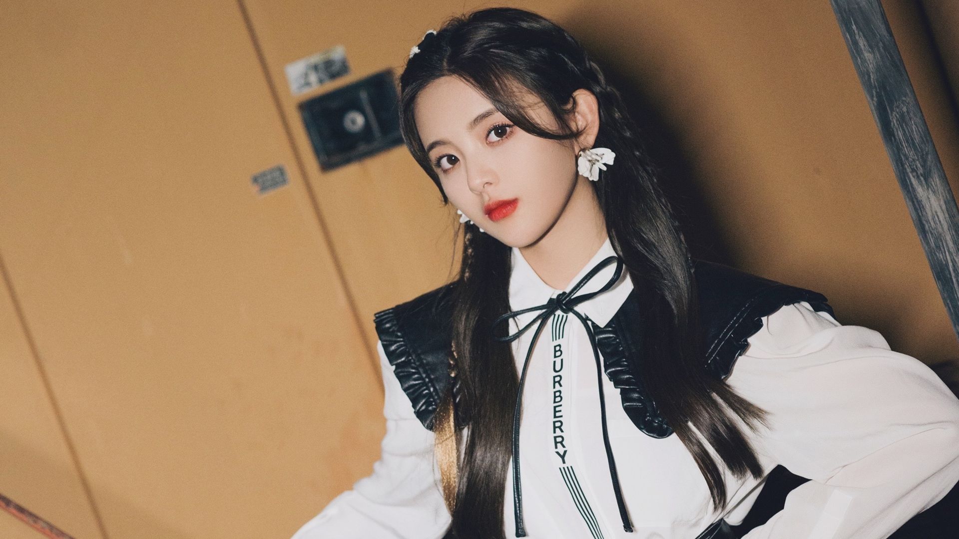 杨超越也变了?从锦鲤少女变成暗黑萝莉