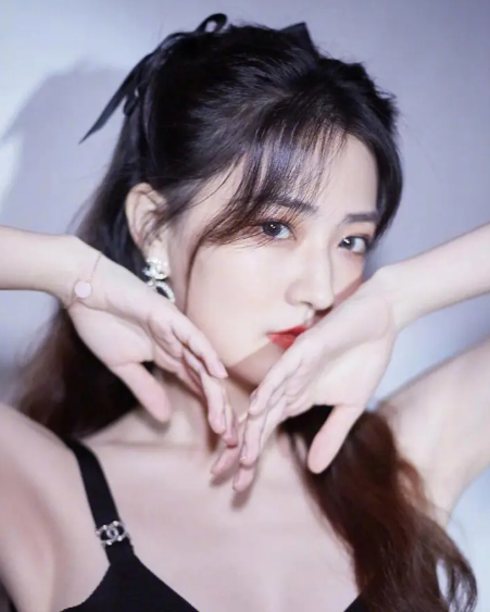 王佳宇|高颜值美女徐璐，从小美到大，温柔平易近人