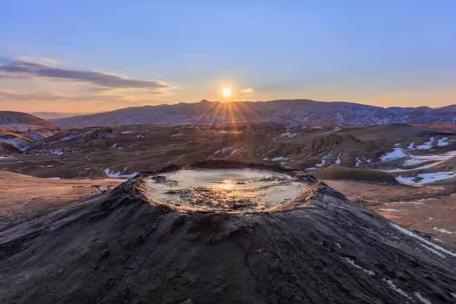 泥火山:自然界潜在的灾害,每年都会向人类靠近25米