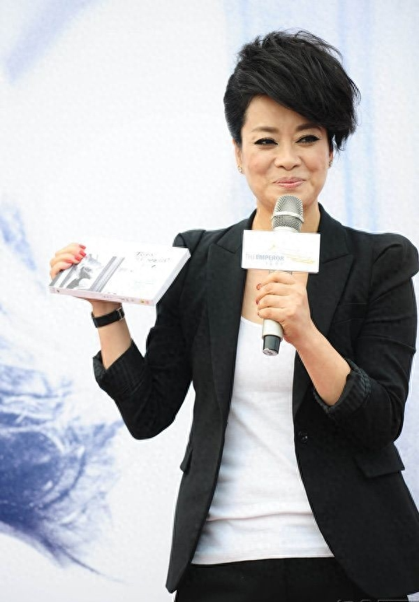 毛阿敏近照,瘦成骨头人,中植系爆雷,毛阿敏及时切割,有智慧啊