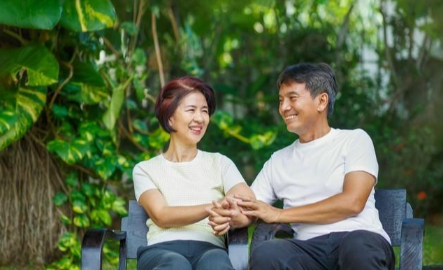 55岁大妈嫁给48岁的大叔,大妈说:日子过得心惊胆战,身心受折磨
