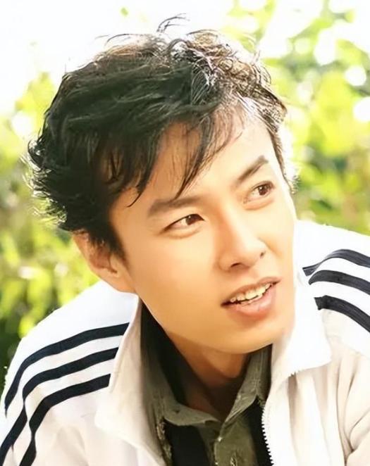 因穷被女友嫌弃，一气之下娶普通女教师的朱铁，如今过得如何了？