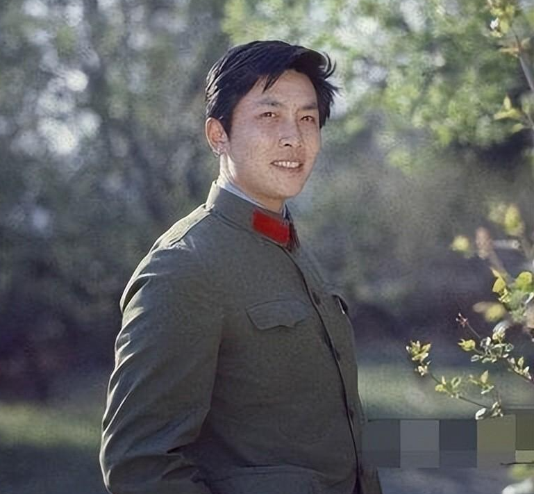 唐国强现状：国内疯狂淘金，国外妻儿花，还要担心残疾儿子的婚恋