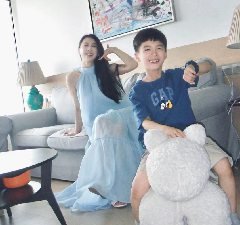黄圣依晒亲子照,老大负责拍摄老二长至腰间,腹部隆起将有老三?