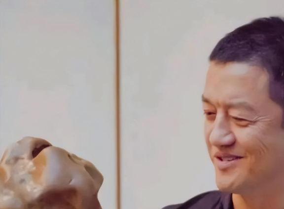 装恩爱、装文艺、装富翁,这些戴着面具生活的明星,全都翻车了