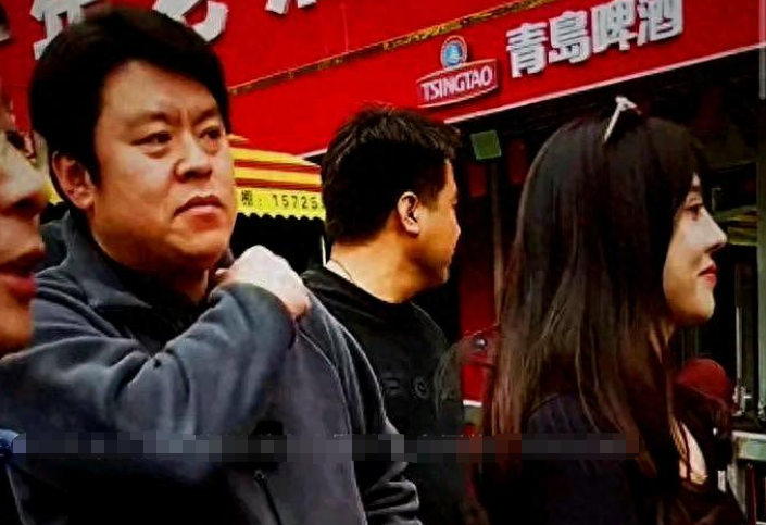 比整容还夸张,大网红祝晓晗淄博吃烧烤,镜头前后简直判若两人